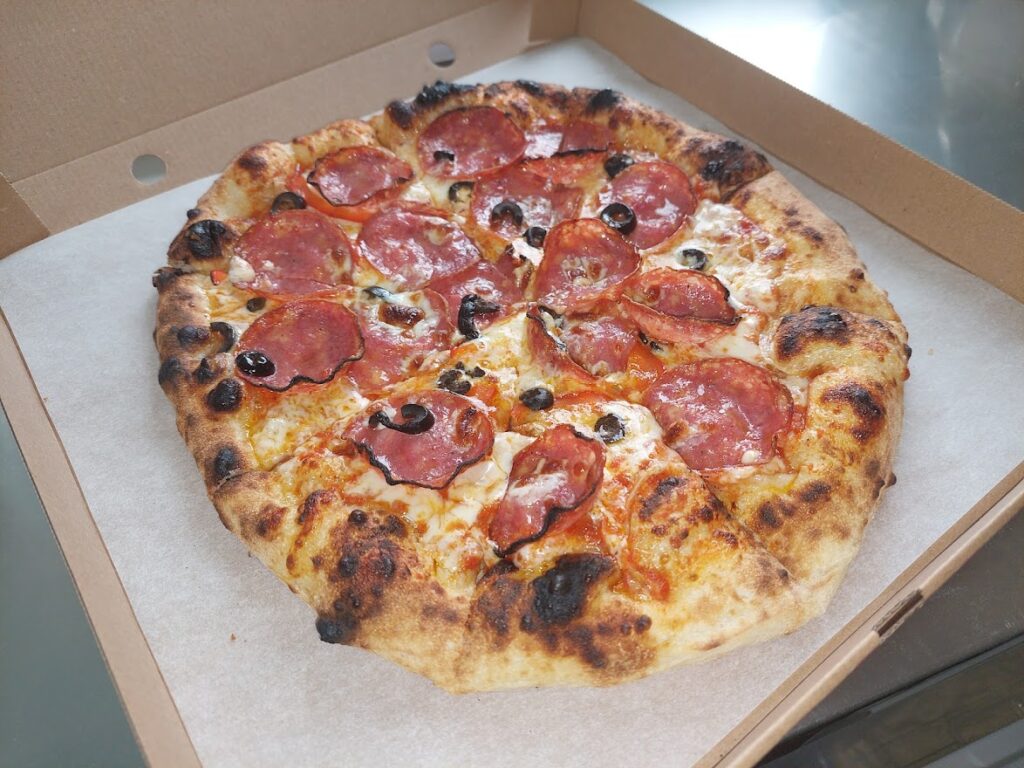 Pizzaesker skal ikke alltid kastes i papiravfall. Er det fett på esken så skal den i restavfall. 