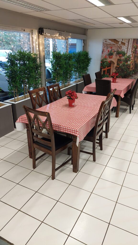 Vårt lille spisested. Her kan du nyte fersk pizza med noe godt i glasset. 