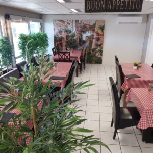 Her på Aurskog kan du nå holde ditt selskap. Vi har plass til ca. 18 og kan utvide ved behov. Dette er ikke en restaurant eller "fine dining", men mer som en kafe. Eller Pizzeria, som vi kaller det. Vi serverer gloheit Italiensk pizza til bordene.
