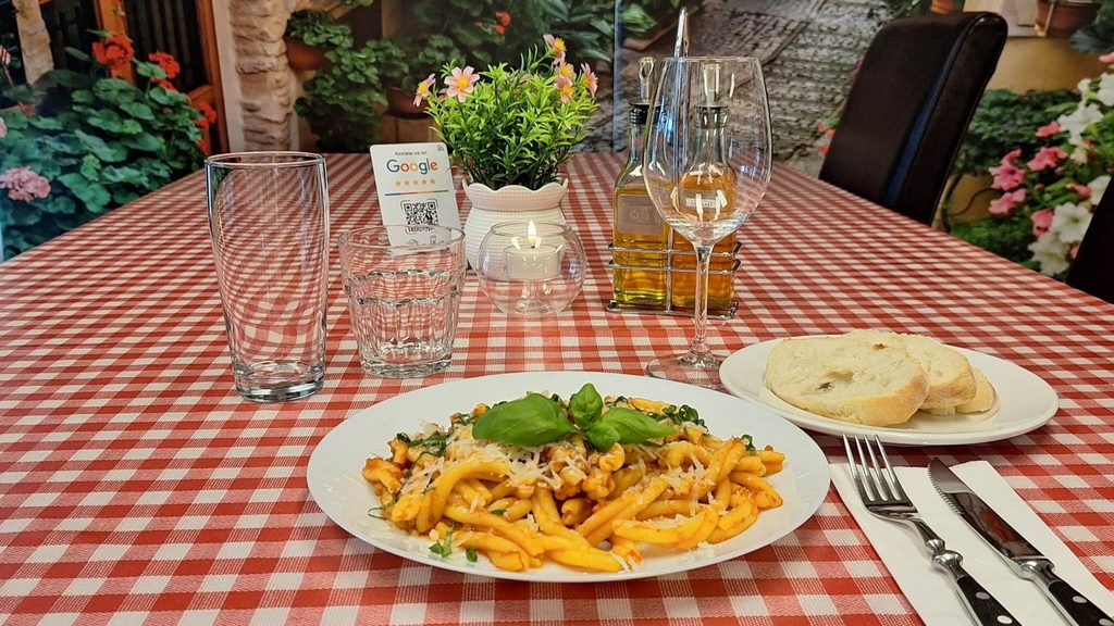 Lipoli pasta! Her er en strozzapreti al ragu, altså pasta med kjøttsaus. Vi bruker italiensk pasta av høy kvalitet og lager sausen selv her hos oss på Aurskog.
